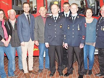 Kommandantenwahl bei der Feuerwehr Schney, von links: Peter Zillig, Stadträte Elke Werner und Rudi Breuning, Bürgermeister Andreas Hügerich, Feuerwehrreferent Roland Lowig, stellvertretender Kommandant Florian Pfaff, 2. Vorsitzender Thomas Brocke, Kommandant Alexander Ultsch, Angelika Seidel, Vorsitzender Erich Wachsmann und Kreisbrandmeister Thomas Hofmann Foto: Alfred Thieret