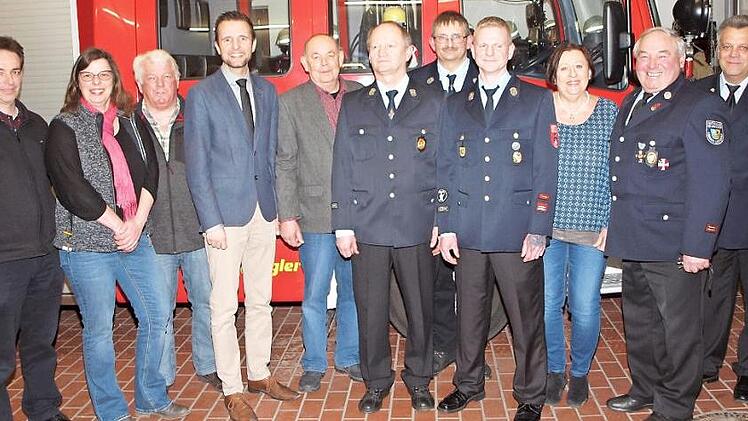 Kommandantenwahl bei der Feuerwehr Schney, von links: Peter Zillig, Stadträte Elke Werner und Rudi Breuning, Bürgermeister Andreas Hügerich, Feuerwehrreferent Roland Lowig, stellvertretender Kommandant Florian Pfaff, 2. Vorsitzender Thomas Brocke, Kommandant Alexander Ultsch, Angelika Seidel, Vorsitzender Erich Wachsmann und Kreisbrandmeister Thomas Hofmann Foto: Alfred Thieret