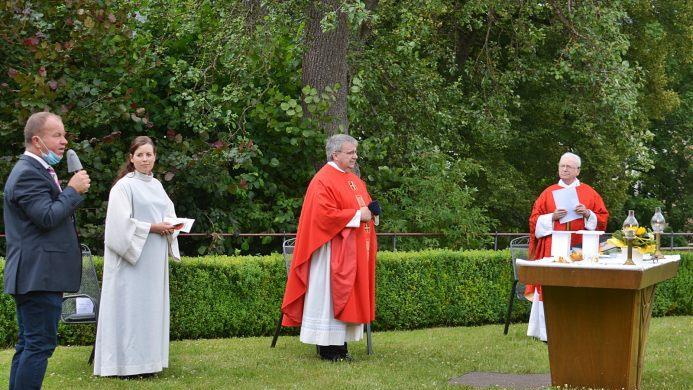 Mit einem Freiluftgottesdienst verabschiedeten in Maria Bildhausen Gesamtleiter Rainer Waldvogel, Domkapitular Clemens Bieber und Gemeindereferentin  Maria Krines Pater Gottfried Scheer. Sieben Jahre wirkte er in der Behinderteneinrichtung des Dominikus Ringeisenwerkes. Foto: Friedrich