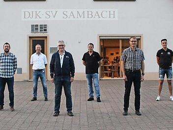 Neuer Vorsitzender des DJK-Sportvereins Sambach ist Wolfgang Sauer (Dritter von rechts). Norbert Händel (Bildmitte) legt die Arbeit in die Hände eines jungen Teams.  Foto: Evi Seeger