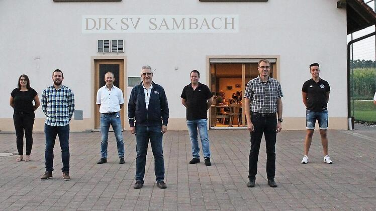 Neuer Vorsitzender des DJK-Sportvereins Sambach ist Wolfgang Sauer (Dritter von rechts). Norbert Händel (Bildmitte) legt die Arbeit in die Hände eines jungen Teams.  Foto: Evi Seeger