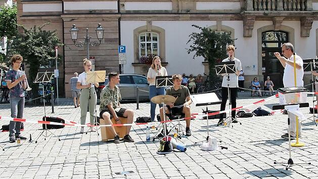 Endlich wieder einen Auftritt vor Publikum hatte das Bläserensemble des MGF auf dem Marktplatz. Auch Schulleiter Horst Pfadenhauer (links) lauschte dem Standkonzert.