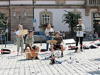 Endlich wieder einen Auftritt vor Publikum hatte das Bläserensemble des MGF auf dem Marktplatz. Auch Schulleiter Horst Pfadenhauer (links) lauschte dem Standkonzert.