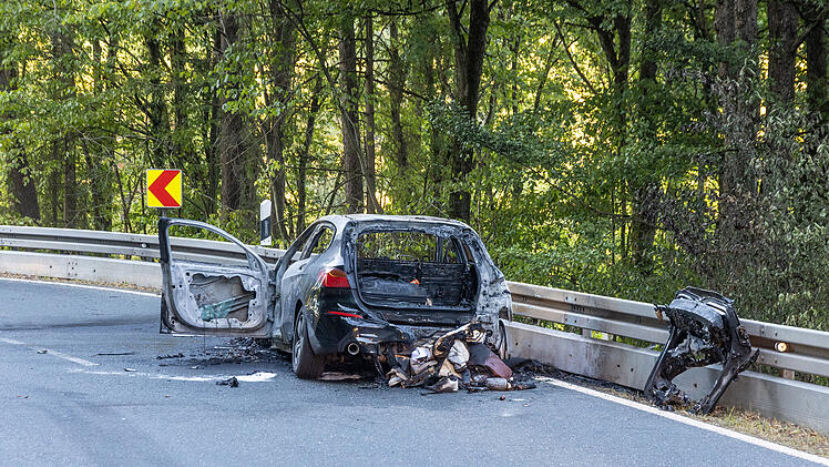 Tragischer Unfall: Motorradfahrer verbrennt nach Zusammenprall mit Auto
