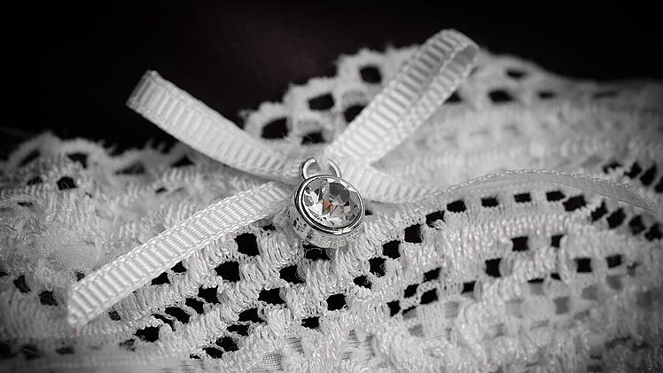 Damen-Slips werden häufig mit einer Schleife verziert.