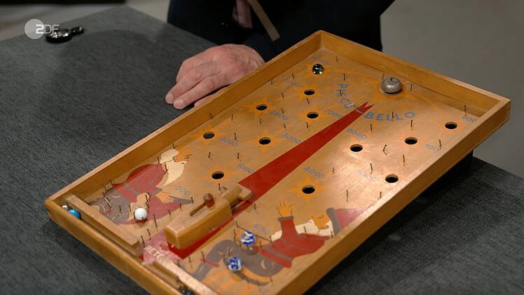 Das Nadelspiel "Picco Bello" datierte Detlev K&uuml;mmel auf die sp&auml;ten 1940er- oder fr&uuml;hen 1950er-Jahre. Der Wunschpreis lag bei 30 Euro, der Sch&auml;tzwert bei 40 bis 50 Euro. Im H&auml;ndlerraum sorgte das "s&uuml;&szlig;e Spiel" mit Glasmurmeln f&uuml;r Begeisterung und Liza Kielon zahlte sogar 160 Euro.