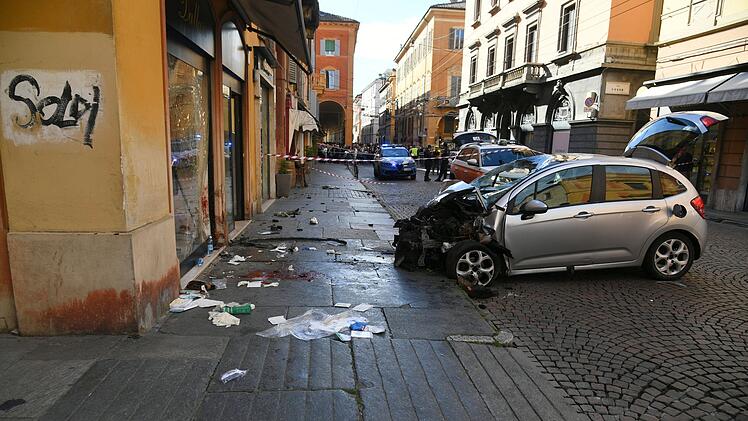 Auto f&auml;hrt in Modena in Menschenmenge