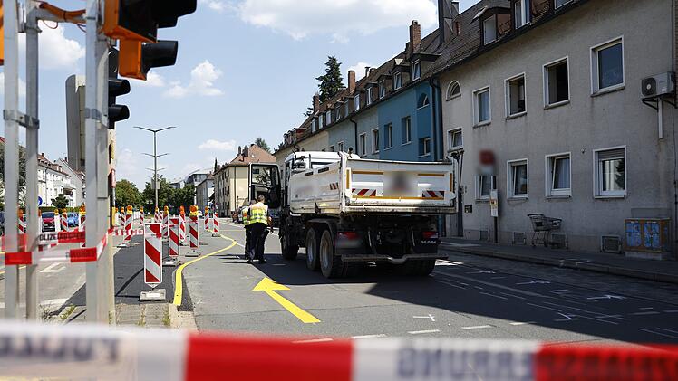 Unfall zwischen Lastwagen und Fu&szlig;g&auml;nger: Passant im Krankenhaus - Verkehrschaos am Nordring