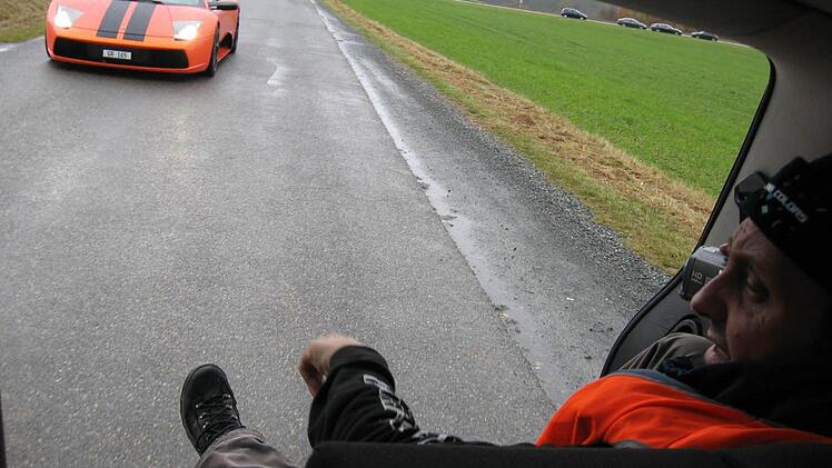 Unbequeme Sitzpositionen sind eine Herausforderung für eine gerade Kamerahaltung. Udo Langer fährt hier dem zu filmenden Fahrzeug voraus.