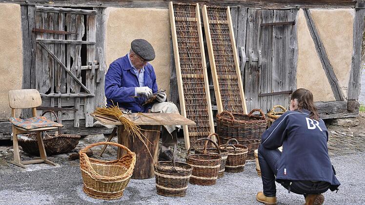 Der Leubacher Korbflechter Karl Weber, mit den 2 neuen Horden im Hintergrund. Foto: Freilandmuseum