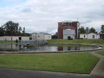 Größere Investitionen in der Kanalzuführung des Sammlers Oberlangenstadt und im Klärwerk Oberlangenstadt machen eine Nachtragshaushaltssatzung für das Haushaltsjahr 2014 erforderlich. Foto: K.- H. Hofmann