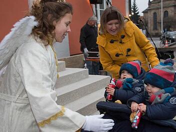 Das Christkind verteilte Schoko-Nikoläuse an die Kinder. Foto: Klaus Gagel