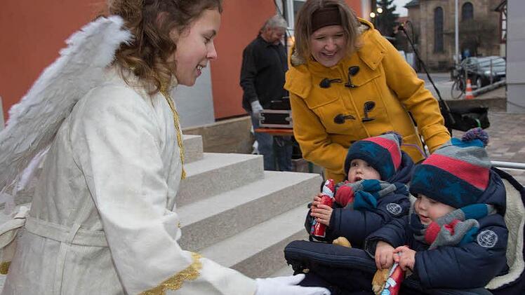 Das Christkind verteilte Schoko-Nikoläuse an die Kinder. Foto: Klaus Gagel