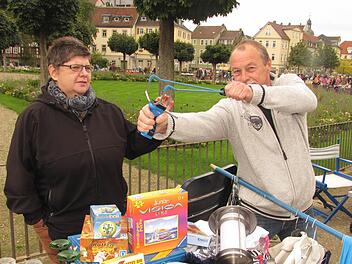ndreas Schindler probiert am Stand von Ulrike Basett eine Zwispel aus. Foto: Hermann Fechter