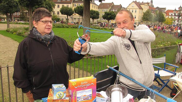 ndreas Schindler probiert am Stand von Ulrike Basett eine Zwispel aus. Foto: Hermann Fechter