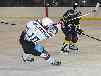 Mit Volldampf in die Playoffs: Pavel Savchenko von den Kissinger Wölfen im Spiel gegen den ERSC Amberg. Foto: Hopf