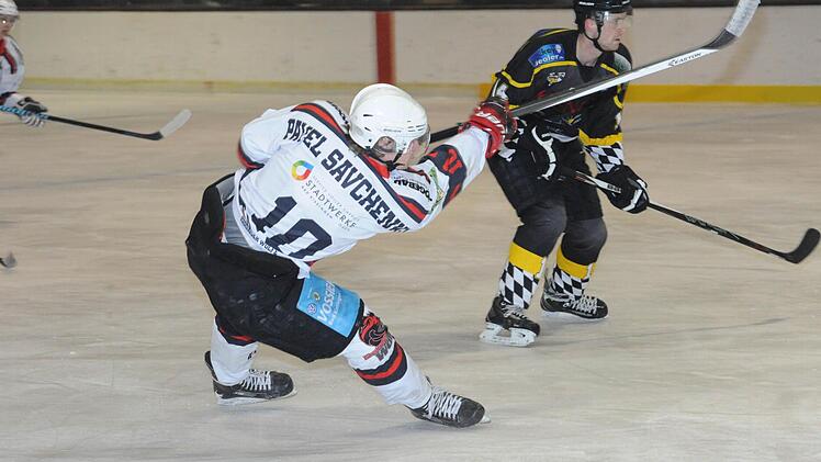 Mit Volldampf in die Playoffs: Pavel Savchenko von den Kissinger Wölfen im Spiel gegen den ERSC Amberg. Foto: Hopf