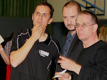 Wohin führt der Weg des VC Eschenbacher Eltmann? Die Verantwortlichen um den Sportvorsitzenden Rolf Wagner (rechts, daneben Trainer Jozef Janosik und Co-Trainer Michael Stebani) müssen entscheiden, ob sie eine Lizenz für die Bundesliga beantragen.
