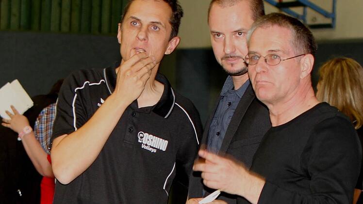 Wohin führt der Weg des VC Eschenbacher Eltmann? Die Verantwortlichen um den Sportvorsitzenden Rolf Wagner (rechts, daneben Trainer Jozef Janosik und Co-Trainer Michael Stebani) müssen entscheiden, ob sie eine Lizenz für die Bundesliga beantragen.