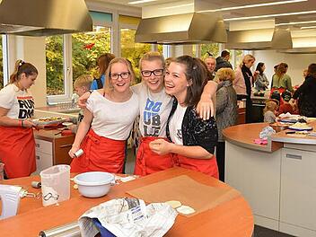 Die Schüler waren in der Schulküche fleißig: Für die Besucher gab es frischen Flammkuchen beim "Tag der offenen Tür" der Freiherr-von-Lutz-Mittelschule in Münnerstadt.  Fotos: Björn Hein