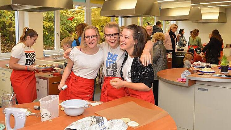 Die Schüler waren in der Schulküche fleißig: Für die Besucher gab es frischen Flammkuchen beim "Tag der offenen Tür" der Freiherr-von-Lutz-Mittelschule in Münnerstadt.  Fotos: Björn Hein