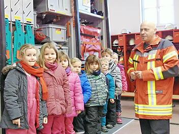 Stefan Langenhan unterrichtet die Kindergartenkinder zum Thema Sicherheit.  Fotos: Petra Malbrich