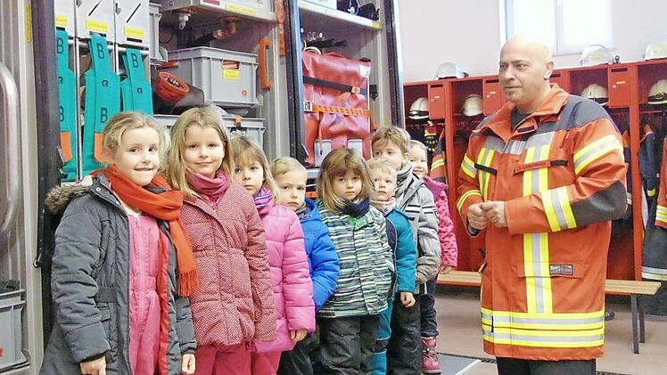 Stefan Langenhan unterrichtet die Kindergartenkinder zum Thema Sicherheit.  Fotos: Petra Malbrich