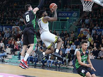 Adonis Thomas (rechts) war im letzten Heimspiel der Basketball Champions League gegen Ljubljana Topscorer mit 22 Punkten. Eine ähnliche Leistung gegen Berlin würde den Bayreuthern helfen. Foto: Peter Mularczyk