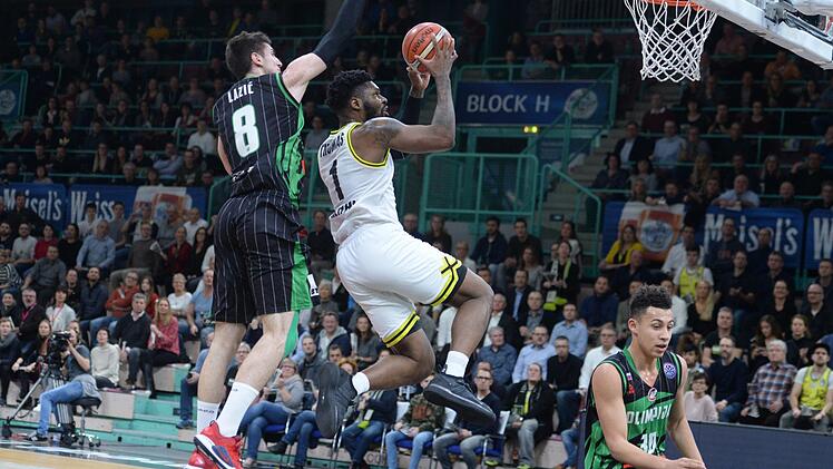 Adonis Thomas (rechts) war im letzten Heimspiel der Basketball Champions League gegen Ljubljana Topscorer mit 22 Punkten. Eine ähnliche Leistung gegen Berlin würde den Bayreuthern helfen. Foto: Peter Mularczyk