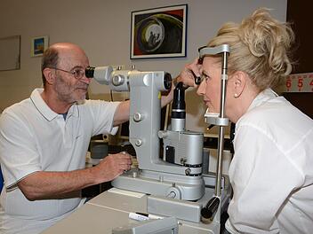 Bernd Stein hat sein Berufsleben der Augenheilkunde gewidmet. Unser Bild zeigt den Kulmbacher Mediziner mit Patientin Thea Winter.  Foto: Dagmar Besand