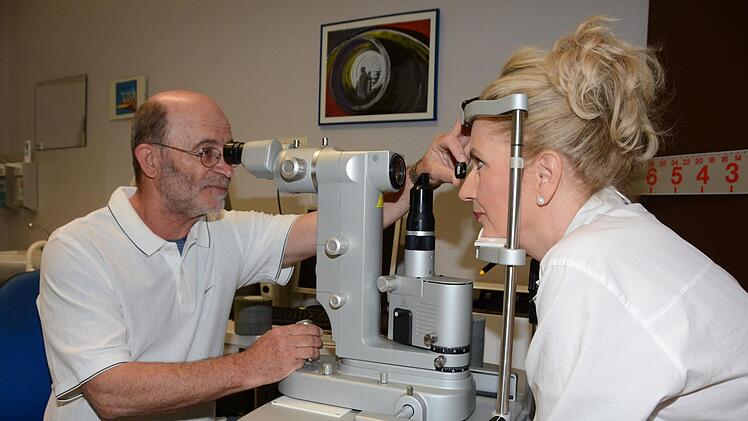 Bernd Stein hat sein Berufsleben der Augenheilkunde gewidmet. Unser Bild zeigt den Kulmbacher Mediziner mit Patientin Thea Winter.  Foto: Dagmar Besand