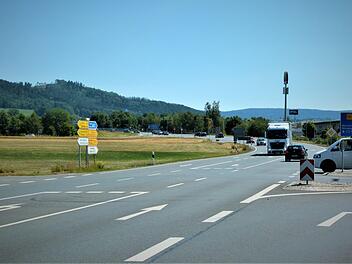 Beim Planungsprozess für ein mögliches Gewerbegebiet "Himmelkron Nord" steht der Gemeinderat noch ganz am Anfang. Wie der stellvertretende Fraktionssprecher der CSU/FWG, Sebastian Herrmann, bei der jüngsten Sitzung des Gremiums ausführte, ist die grundlegende Frage der Verkehrserschließung nach wie vor nicht geklärt. Sie wird sich nur mit der Errichtung eines großen Verkehrskreisels an der B 303 bei der Einfahrt zum Gewerbegebiet "Himmelkron Süd" (rechts) lösen lassen. Und erst dann werde die...