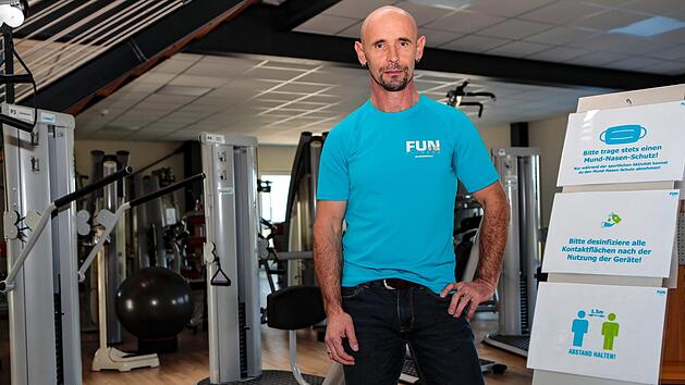 Matthias Albrecht in seinem Fitnessstudio. Vor der erneuten Schlie&szlig;ung hat er hier Ger&auml;te gesperrt, um f&uuml;r gro&szlig;z&uuml;gigen Abstand  zu sorgen, und "Begegnungsverkehr" vermieden. Foto: Matthias Hoch