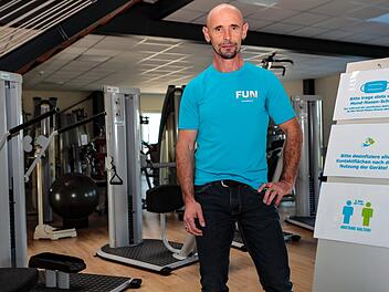 Matthias Albrecht in seinem Fitnessstudio. Vor der erneuten Schließung hat er hier Geräte gesperrt, um für großzügigen Abstand  zu sorgen, und "Begegnungsverkehr" vermieden. Foto: Matthias Hoch
