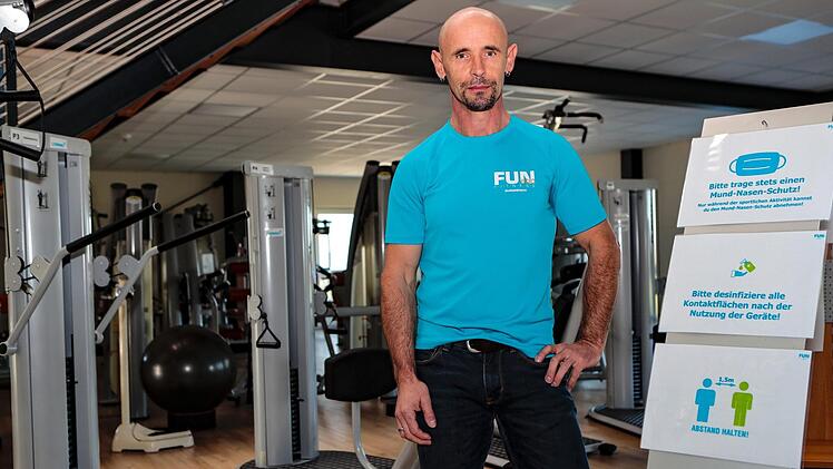Matthias Albrecht in seinem Fitnessstudio. Vor der erneuten Schließung hat er hier Geräte gesperrt, um für großzügigen Abstand  zu sorgen, und "Begegnungsverkehr" vermieden. Foto: Matthias Hoch