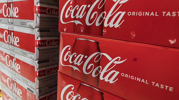 Die Preise für Coca-Cola-Produkte sollen steigen. Darüber hat das Unternehmen seine Handelspartner, wie Supermärkte, nun informiert.