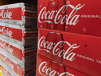 Die Preise für Coca-Cola-Produkte sollen steigen. Darüber hat das Unternehmen seine Handelspartner, wie Supermärkte, nun informiert.