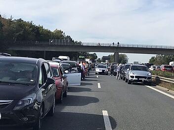 A3 bei Erlangen/H&ouml;chstadt: Vollsperrung durch Kl&auml;rschlamm &ndash; viele weitere Unf&auml;lle am Freitag