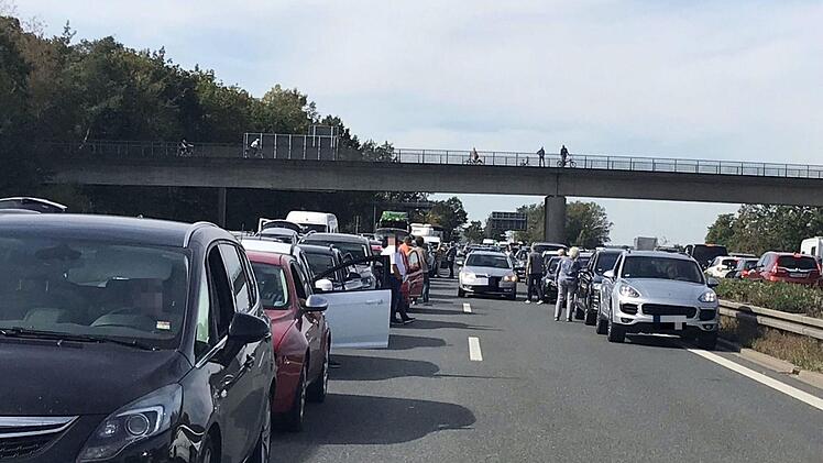 A3 bei Erlangen/H&ouml;chstadt: Vollsperrung durch Kl&auml;rschlamm &ndash; viele weitere Unf&auml;lle am Freitag