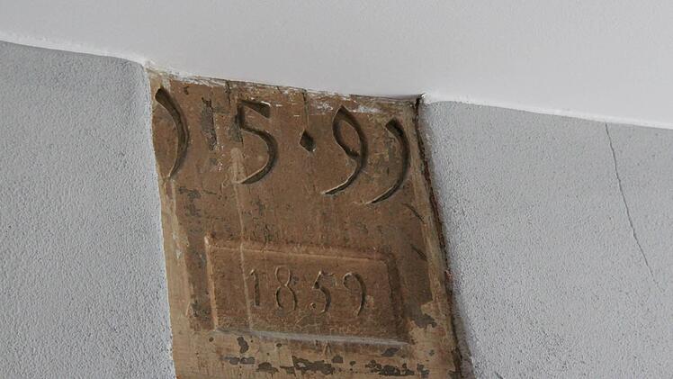 Der Stein mit den Jahreszahlen muss sein Alter nicht verbergen.