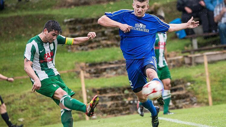 Der Nürnberger Kapitän Orhan Akguel zieht ab, Matthias Pistor wirft sich in den Schuss.