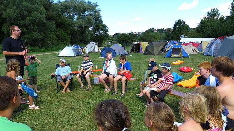 Daniel Lurz (links) gibt den Kindern Instruktionen für eine Übungseinheit beim Zeltlager in Bad Staffelstein. Foto: privat