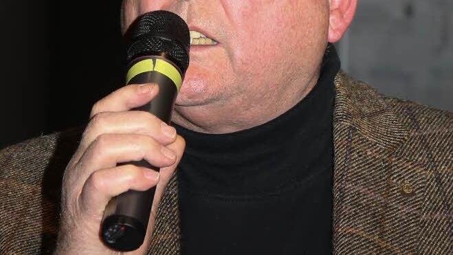 Werner Hirmke, Kalchreuth: "Ich bin richtig froh, wenn ein Zweckverband gegründet wird, dann können endlich Fakten geschaffen werden", fand Werner Hirmke. Warum sich dieser Zweckverband allerdings ausschließlich auf die StUB festlegt und keine Alternativen zulässt, konnte er nicht verstehen. Gerald Brehm stimmte ihm zu: "Der Zweckverband darf nicht nur zugunsten der Städte Erlangen und Nürnberg sein. Wo ist das Problem, wenn man alle Möglichkeiten aufnimmt?" German Hacker hielt dagegen: "Fach...