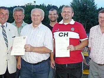 Zwei Ehrungen prägten die letzte Singstunde der Chorgemeinschaft Wartenfels-Schwand im ATS-Sportheim vor der Sommerpause. Unser Bild zeigt (von links) Vorsitzenden Erhard Hildner, Gerhard Haderdauer, Otto Sesselmann (50 Jahre Singen im Chor), Alexander Thern, Norbert Gareis (25 Jahre Singen im Chor) und Reinhold Bähr. Foto: Klaus Peter Wulf