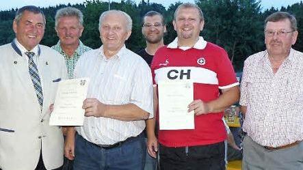 Zwei Ehrungen prägten die letzte Singstunde der Chorgemeinschaft Wartenfels-Schwand im ATS-Sportheim vor der Sommerpause. Unser Bild zeigt (von links) Vorsitzenden Erhard Hildner, Gerhard Haderdauer, Otto Sesselmann (50 Jahre Singen im Chor), Alexander Thern, Norbert Gareis (25 Jahre Singen im Chor) und Reinhold Bähr. Foto: Klaus Peter Wulf