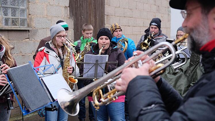Egal ob Regen oder Schnee, zum Jahreswechsel wird aufgespielt - und zwar im ganzen Dorf. Die Untererthaler Musikanten ziehen beim Silvesterblasen mit ihren Instrumenten durch die Straßen. Foto: Gerd Schaar