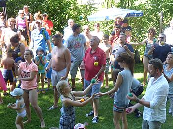 120 Teilnehmer ließen sich im Freibad das Jonglieren beibringen.  Foto: Thomas Weichert