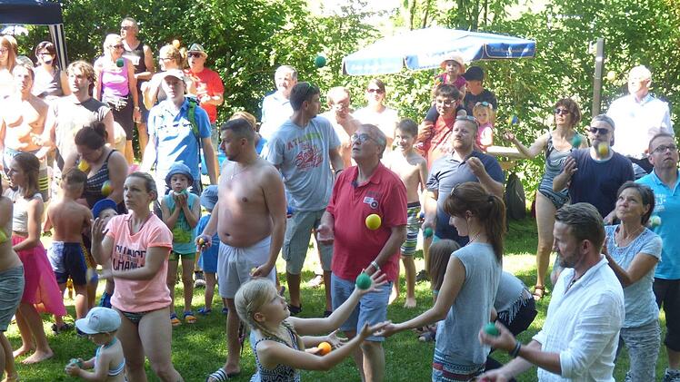 120 Teilnehmer ließen sich im Freibad das Jonglieren beibringen.  Foto: Thomas Weichert