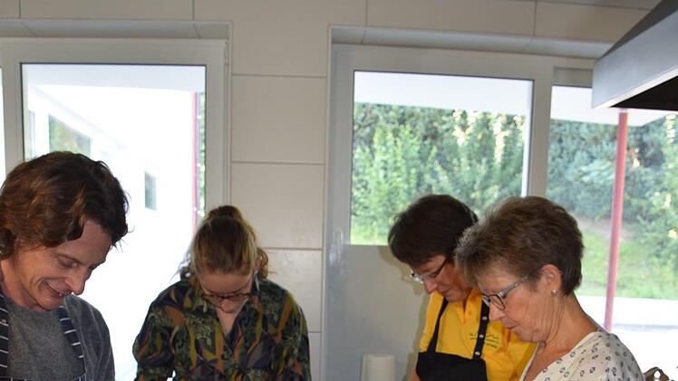 orbereitungen in der Küche der "Alten Schuel" in Stralsbach unter Anleitung von Koch Martin Hartmann (links). Julia Rösch
