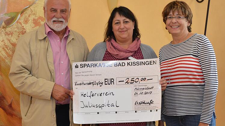 Der Leiter des Erzählcafés, Eugen Albert (von links), übergab eine Spende von 250 Euro an die Leiterin des Betreuten Wohnens St. Michael, Carina Dietz. Darüber freute sich auch Andrea Ziska, die Vorsitzende des Helfervereins des Juliusspitals. Björn Hein